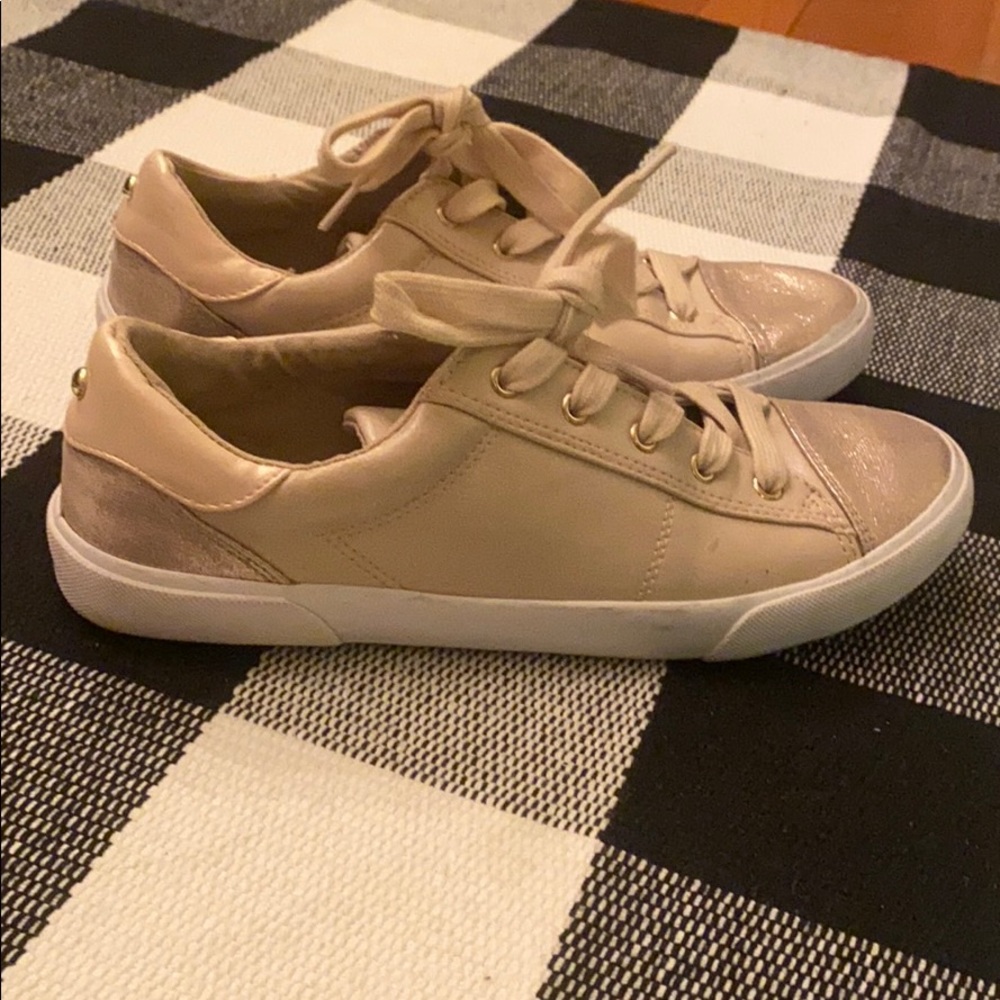 Unisa low top sneaker.
